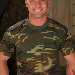 Aiden Starr en 'Kink' Dominates Sexy Military Hard Ass (Miniatura 1)