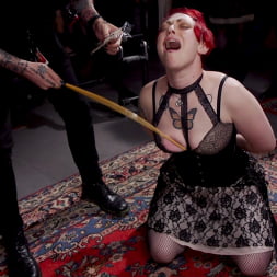 Aiden Starr en 'Kink' MILF anal y adolescente tetona al servicio de la orgía swinger BDSM (Miniatura 5)
