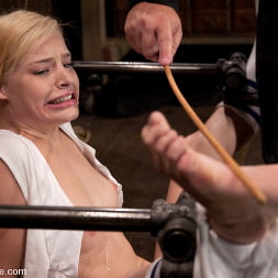 Ally Ann en 'Kink' 19 year old blond hottie in pigtails. (Miniatura 4)