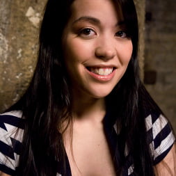 Amie in 'Kink' New Girl (Thumbnail 1)