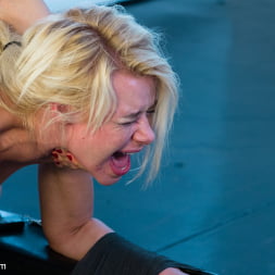 Anikka Albrite en 'Kink' ¡Un electro-fucking sorprendentemente doloroso! (Miniatura 3)
