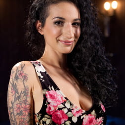 Arabelle Raphael in 'Kink' S'il Te Plait, Papa (Thumbnail 2)