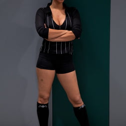 Ariel X en 'Kink' Orgía masiva de cinco chicas mientras las perdedoras son folladas y humilladas frente a la multitud. (Miniatura 12)
