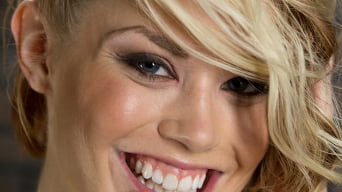 Ash Hollywood en 'Hot Blonde Fucked and Humiliated in Public'