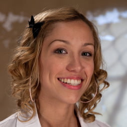 Audrey Rose en 'Kink' Rubia indefensa atada con correas luchando por superar un orgasmo tras otro. (Miniatura 10)