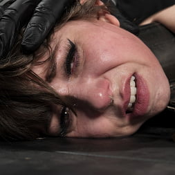 Bianka Strange en 'Kink' Esclavitud, tormento y lágrimas (Miniatura 10)