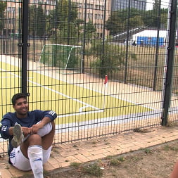 Carmen Blue en ¡Una chica europea es atada y expuesta a un campo de jugadores de fútbol totalmente desnuda! (foto 11) Carmen Blue en 'Kink' ¡Una chica europea es atada y expuesta a un campo de jugadores de fútbol totalmente desnuda! (Miniatura 11)