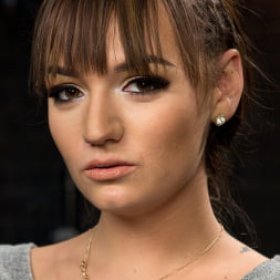 Charlotte Cross en 'Kink' El mocoso de grandes tetas recibe una disciplina diabólica (Miniatura 2)
