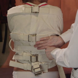 Charlotte Cross en 'Kink' Camisas de fuerza para el bondage y el sexo (Miniatura 1)
