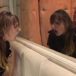Charlotte Cross en 'Kink' Camisas de fuerza para el bondage y el sexo (Miniatura 9)