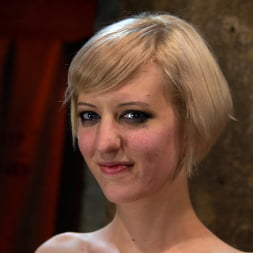 Cherry Torn en 'Kink' Rubia con cuerpo natural asesino, suspendida, sufre intensos azotes con los pies Obligada a correrse una y otra vez (Miniatura 6)