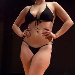 Cheyenne Jewel en 'Kink' Combate completo de julio, duelo por equipos Todos tienen una mano para follar con Syd (Miniatura 18)