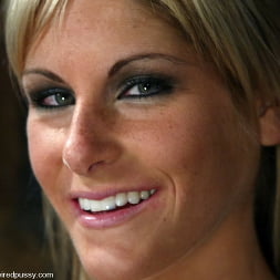 Courtney Simpson en and Princess Donna Dolore (foto 15) Courtney Simpson en 'Kink' and Princess Donna Dolore (Miniatura 15)