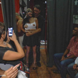 Damaris en 'Kink' La puta sexy Damaris humillada en público (Miniatura 17)