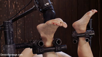 Dylan Ryan en 'Upside-Down and Helpless'