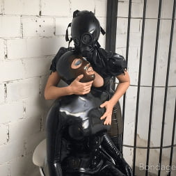 Elise Graves in Locked in a Cage and Inflated (Photo 13) Elise Graves in 'Kink' Locked in a Cage and Inflated (Thumbnail 13)