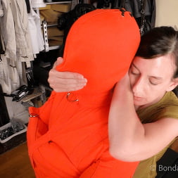 Elise Graves en 'Kink' Exprime una naranja (Miniatura 4)