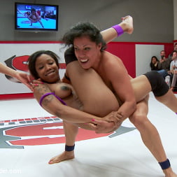 Ella Nova en 'Kink' Los luchadores rudos atrapan a los novatos en la lona y les meten los dedos hasta el cansancio (Miniatura 17)