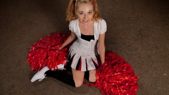 Emma Haize en 'Pom Pom Girl gets Gang Banged by Basketball Coach and Team'