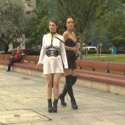 Fetish Liza en 'Kink' Una repugnante zorra bebedora de orina desfila por Budapest (Miniatura 4)