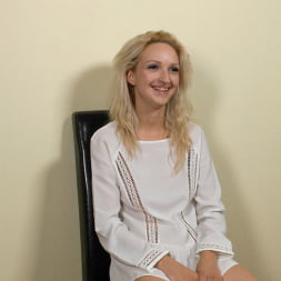 Melanie en 'Kink' La hermosa puta Melanie presta servicios a la vergüenza pública (Miniatura 21)