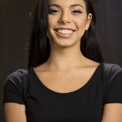 Gina Valentina en 'Kink' Joven brasileña de 19 años en esclavitud devastadora (Miniatura 16)