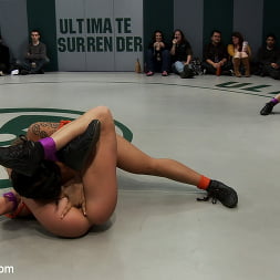 Hollie Stevens en 'Kink' RD2: Chicas indefensas en las llaves de lucha, siendo atacadas en equipo. Cogidas con los dedos y golpeadas en la lona. (Miniatura 15)