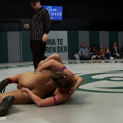 Hollie Stevens en 'Kink' RD2: Chicas indefensas en las llaves de lucha, siendo atacadas en equipo. Cogidas con los dedos y golpeadas en la lona. (Miniatura 16)