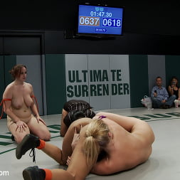 Hollie Stevens en 'Kink' RD2: Chicas indefensas en las llaves de lucha, siendo atacadas en equipo. Cogidas con los dedos y golpeadas en la lona. (Miniatura 19)
