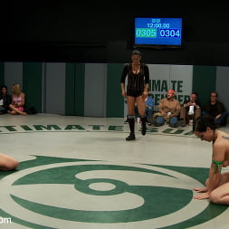 Holly Heart en RD2: El equipo morado abre una lata de whippass y destruye al equipo verde tomando la delantera por más de 100 puntos. (foto 2) Holly Heart en 'Kink' RD2: El equipo morado abre una lata de whippass y destruye al equipo verde tomando la delantera por más de 100 puntos. (Miniatura 2)