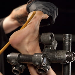 Iona Grace en 'Kink' Sufriendo por ella misma (Miniatura 9)