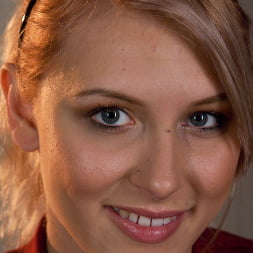 Isis Love en 'Kink' Katie Summers se somete a Isis Love (Miniatura 1)