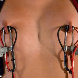 Isis Love en 'Kink' Katie Summers se somete a Isis Love (Miniatura 17)