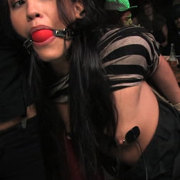Jade Indica en 'Kink' La bella morena Jade Indica es atada y follada en un bar lleno de gente (Miniatura 11)