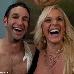 Alexis Golden en 'Kink' ¡Bitchtoy, el mensajero en bicicleta y el CEO de Cougar! (Miniatura 16)