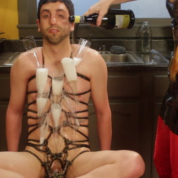 Daisy Ducati en 'Kink' Bondage con cuerdas para cosificación - con Nikki Nefarious (Miniatura 7)