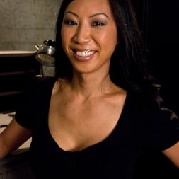 Tia Ling in Hypnotic Submission (Photo 2) Tia Ling in 'Kink' Hypnotic Submission (Thumbnail 2)
