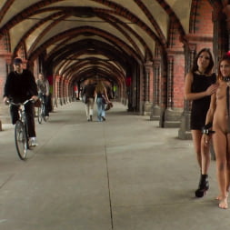 Juliette March en La sucia Lullu Gun se desnuda por completo y descalza en calles sucias (foto 24) Juliette March en 'Kink' La sucia Lullu Gun se desnuda por completo y descalza en calles sucias (Miniatura 24)