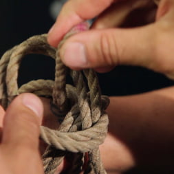 Kanso en 'Kink' Shibari 101 - Ataduras básicas de columnas (Miniatura 4)