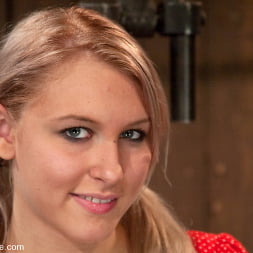 Katie Summers en 'Kink' Cute little girl next door (Miniatura 2)