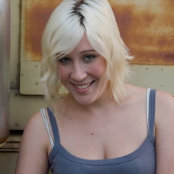 Krissy Leigh en 'Kink' Fisted and Ass Fucked in Public! (Miniatura 2)
