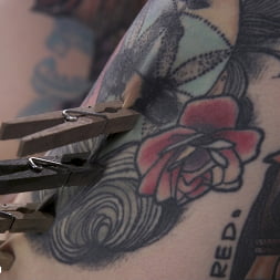 Krysta Kaos en 'Kink' La puta del dolor Krysta Kaos devastada en una esclavitud de metal (Miniatura 9)