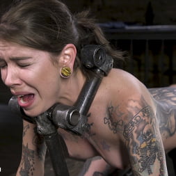 Krysta Kaos en 'Kink' La puta del dolor Krysta Kaos devastada en una esclavitud de metal (Miniatura 17)