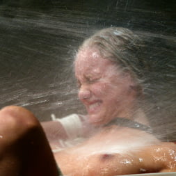 Leah Wilde en 'Kink' La primera experiencia de Waterbondage de Leah Wilde, de 19 años (Miniatura 14)