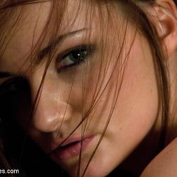 Lily Carter en 'Kink' La lucha de una mujer por follar por el culo con una máquina (Miniatura 5)