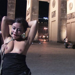 Linda en ¡Hermosa chica checa expuesta en las calles por la noche! (foto 2) Linda en 'Kink' ¡Hermosa chica checa expuesta en las calles por la noche! (Miniatura 2)