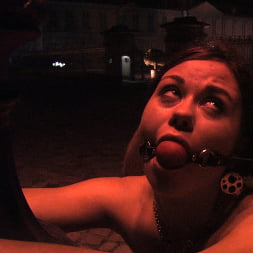 Linda en ¡Hermosa chica checa expuesta en las calles por la noche! (foto 4) Linda en 'Kink' ¡Hermosa chica checa expuesta en las calles por la noche! (Miniatura 4)