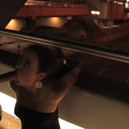 Linda en ¡Hermosa chica checa expuesta en las calles por la noche! (foto 14) Linda en 'Kink' ¡Hermosa chica checa expuesta en las calles por la noche! (Miniatura 14)