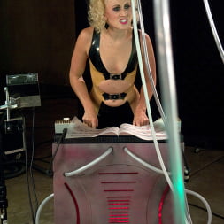 Lorelei Lee en 'Kink' EL ESPERADO RODAJE DE ORGASMATRON - PARODIA DE BARBARELLA (Miniatura 14)