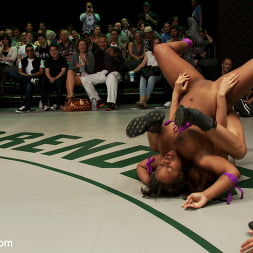 Lyla Storm en RD 1 del Live Tag Team de abril Rain DeGrey y Yasmine Loven vs The Dragon y Lyla Storm (foto 7) Lyla Storm en 'Kink' RD 1 del Live Tag Team de abril Rain DeGrey y Yasmine Loven vs The Dragon y Lyla Storm (Miniatura 7)